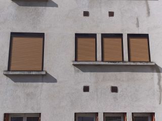 Pose de volets roulants solaires en chêne irlandais