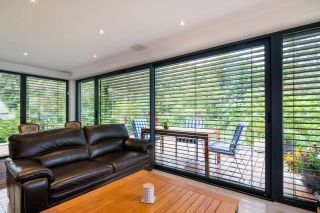 21624_fenetre-coulissante-ca80-gris-anthracite-avec-brise-soleil-orientable.jpeg 21624_fenetre-coulissante-ca80-gris-anthracite-avec-brise-soleil-orientable.jpeg