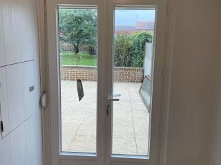 263294065-742938893775385-682778689200412421-n.jpg Réalisation fenêtre, porte-fenêtre et volet roulant PVC.