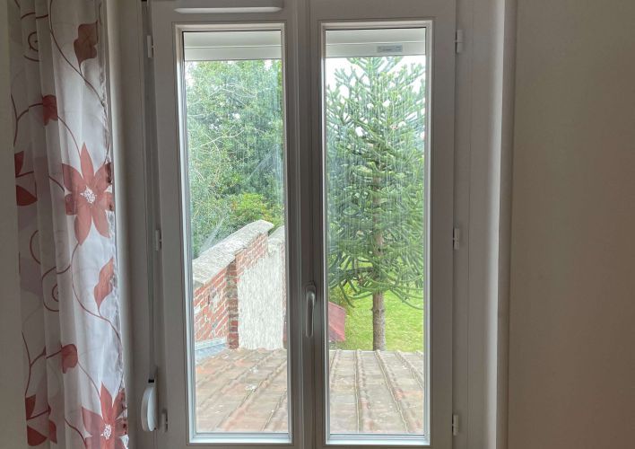 263454383-1016750668872047-2641970119590816721-n.jpg Réalisation fenêtre, porte-fenêtre et volet roulant PVC.