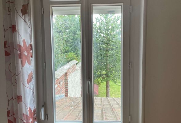 263454383-1016750668872047-2641970119590816721-n.jpg Réalisation fenêtre, porte-fenêtre et volet roulant PVC.