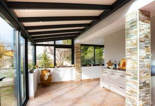 750-515-veranda-allege-muret-spots-led-stores-zip-interieur.jpg 750-515-veranda-allege-muret-spots-led-stores-zip-interieur.jpg