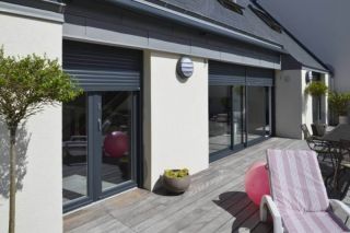 7627_pose-de-fenetres-tryba-a-beaulieu-sur-mer.jpeg Fenêtre et volet roulants gris sur terrasse à beaulieu sur mer