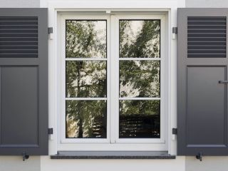 volet_gris_anthracite_fenetre_facade.jpeg Gros plan fenetre et volet battants gris