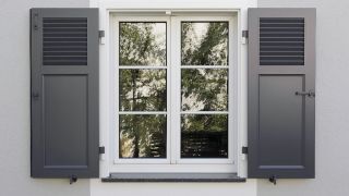 volet_gris_anthracite_fenetre_facade.jpeg Gros plan fenetre et volet battants gris