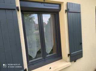 Fenêtres et volets PVC anthracite de qualité.