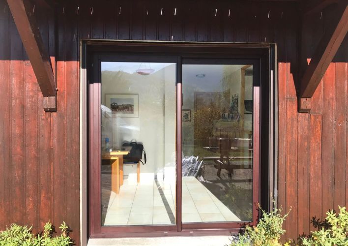 coulissant-aluminium-acajou-exterieur.JPEG TRYBA Seyssins, expert en menuiserie et habitat.