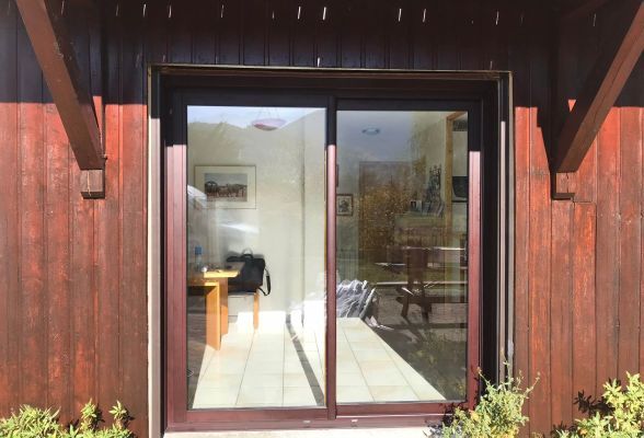 coulissant-aluminium-acajou-exterieur.JPEG TRYBA Seyssins, expert en menuiserie et habitat.