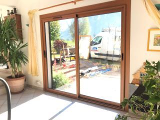coulissant-aluminium-merisier-rustique-interieur.JPEG TRYBA Seyssins, expert en menuiserie et habitat.