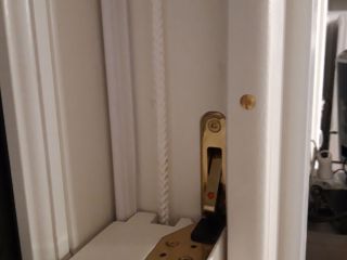 detail-loquet-securite.jpg Fenêtre Bois à Guillotine pour cuisine pratique