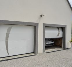 Double-porte-sectionnelle-avec-applique-design-blanche.jpg