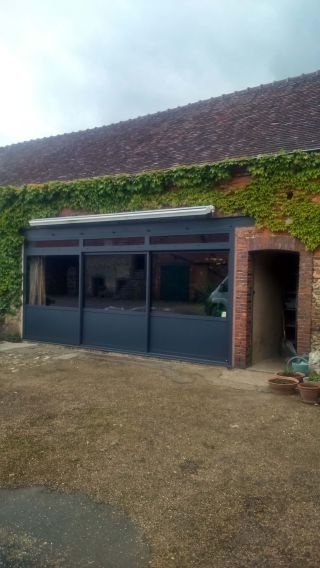 Installation de fenêtre coulissante à trois vantaux.