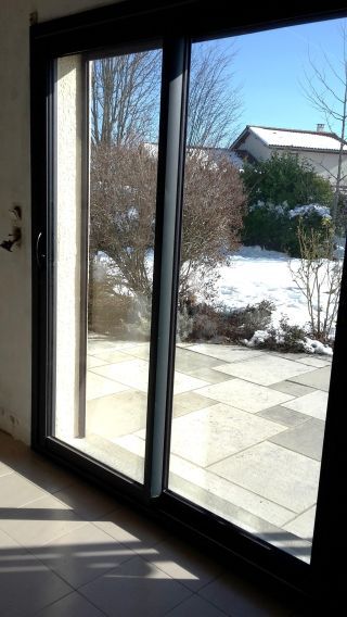Fenêtres en alu gris anthracite, installation sur mesure.