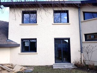 Fenêtres en alu gris anthracite, installation sur mesure.