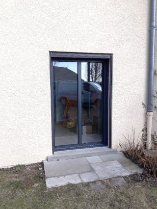 Fenêtres en alu gris anthracite, installation sur mesure.