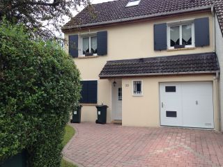 Porte de garage basculante avec hublot