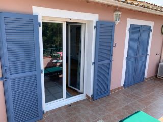 Menuiseries bleues pour une maison exceptionnelle.