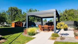 Pergola-bioclimatique-lames-orientables-autoportante_1.jpg Salon à l'ombre sous pergola bioclimatique au milieu d'un jardin 2