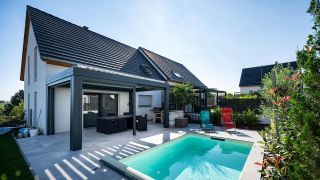 Pergolas-volutive.jpg Pergola evolutive au bord d'une piscine