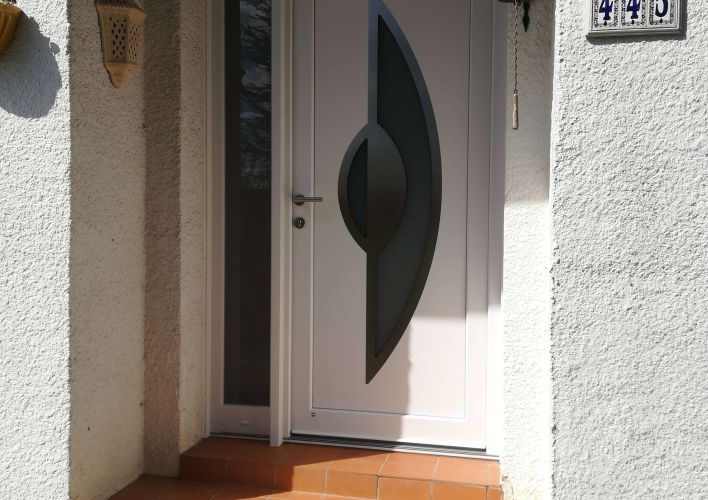 porte-d-entree-pvc-houston-avec-tierce-porte-de-ga-b369249652c24f4745a8881ebc9a3ca8.jpg Porte PVC Houston, menuiseries robustes et design.