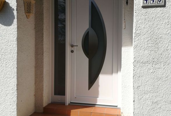 porte-d-entree-pvc-houston-avec-tierce-porte-de-ga-b369249652c24f4745a8881ebc9a3ca8.jpg Porte PVC Houston, menuiseries robustes et design.