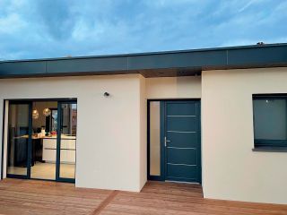 Porte_fenetre__et_porte_entree_2_opti_1.jpg Porte d'entrée sombre aluminium vue extérieur