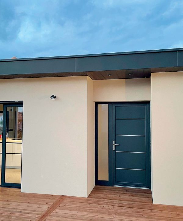 Porte d'entrée sombre aluminium vue extérieur