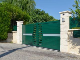 pose-de-fenetres-bicolores-blanc-et-vert-volets-pe-09954789c51e2e4ec05d4b0bff526a31.jpg Menuiseries de qualité pour votre maison.