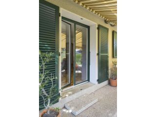 pose-de-fenetres-bicolores-blanc-et-vert-volets-pe-2a16c6ca6f8339e6e9f98d729d7358f7.jpg Menuiseries de qualité pour votre maison.