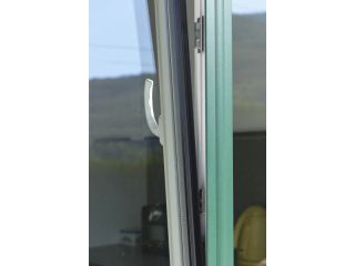 pose-de-fenetres-bicolores-blanc-et-vert-volets-pe-a69496a65a70d4a3ec50d95884750980.jpg Menuiseries de qualité pour votre habitat.