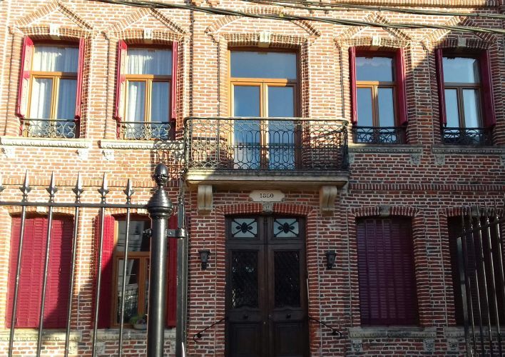 rea-fenetres-chamberlin.jpg Fenêtres PVC chêne d'or T70 de qualité.