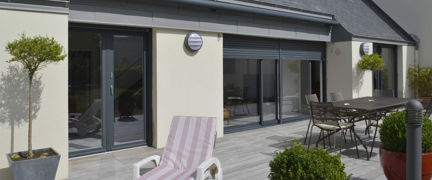 volet-bloc-baie-banniere.jpg Terrasse extérieure avec volet et menuiseries gris anthracites
