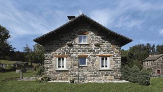 Volets-pliants-blanc.jpg Volets pliants blancs sur facade maison en pierre en montagne