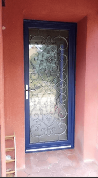 Pose de persiennes en aluminium et porte d'entrée réalisées par TRYBA Mainvilliers
