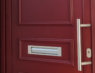 Personnalisation_sur-mesure_Portes_d'entree_PVC_-_desk_2.png Personnalisation sur-mesure pour porte d'entrée rouge