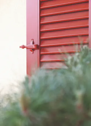 volets-battants-lames-rouge-ambiance.webp Couleurs disponibles pour volets