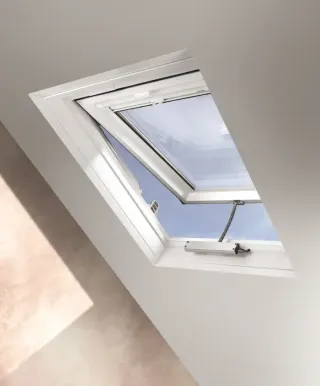 fenetre-de-toit-ambiance-blanche90.jpeg.webp Fenêtre de toit PVC blanche ambiance intérieur
