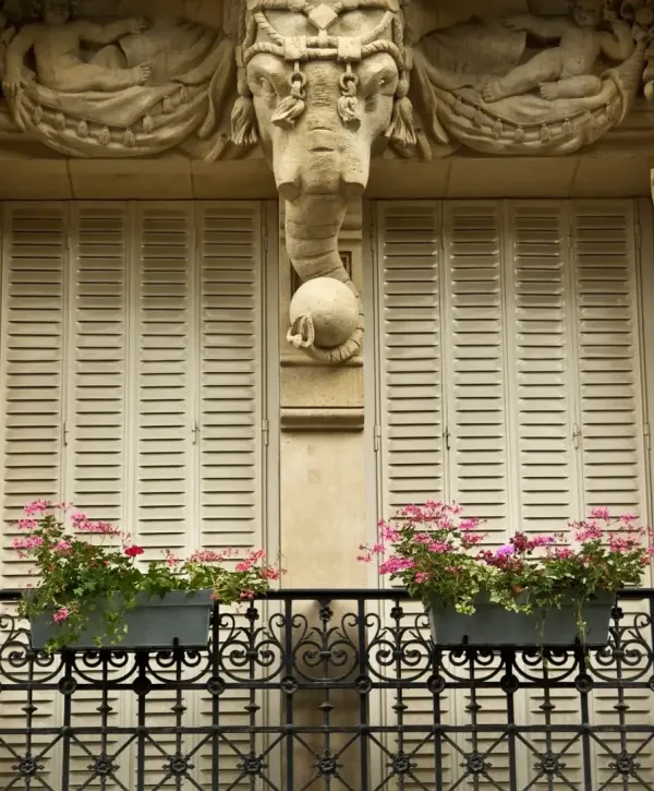 Volet pliant blanc lamelle fixe sur magnifique facade en pierre claire
