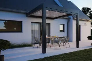 choisir_pergola_tryba.webp Une terrasse moderne avec un mobilier de jardin élégant sous une pergola éclairée, jouxtant une maison contemporaine.