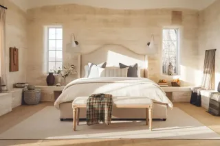 Double_vitrage_phonique_Phony.webp Chambre lumineuse au design épuré avec un lit confortable et des décorations en tons neutres.