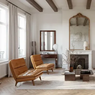 entretien_vieille_fenetre.webp Un salon élégant avec un décor moderne, comprenant des fauteuils en cuir caramel, une cheminée ornée d'un grand miroir doré, et des pout