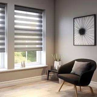 fenetre_film_securite.webp Un salon moderne et lumineux avec des stores à bandes grises, une chaise noire confortable, et une œuvre d'art abstraite au mur.