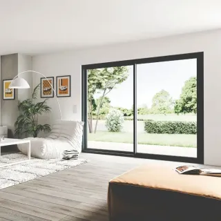fenetre_ouverture.webp Un salon moderne et lumineux avec de grandes baies vitrées ouvrant sur un jardin verdoyant.