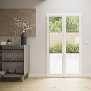 fenetre_pvc_couleur.webp Une pièce lumineuse avec une porte-fenêtre en verre donnant sur un jardin verdoyant, accompagnée d'un bahut en bois décoré d