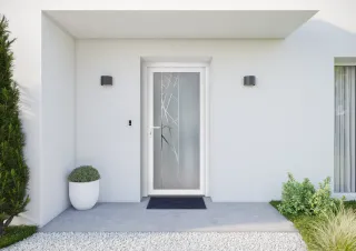 Porte d'entrée moderne avec une vitre dépoli et des motifs géométriques, entourée d'un extérieur soigné avec des plantes en pot et
