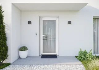 Entrée moderne avec porte vitrée opaque, flanquée de deux appliques murales noires et entourée de plantes.