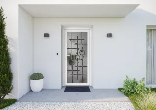 Porte d'entrée moderne en verre dépoli avec une grille décorative en fer forgé, encadrée par deux appliques murales et or