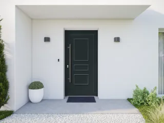 Porte d'entrée moderne noire encadrée de murs blancs, avec des plantes vertes et des luminaires muraux minimalistes.