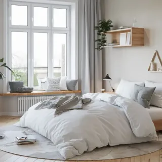Isolation_phonique_fenetre_chambre_bruit.webp Chambre lumineuse et apaisante avec un grand lit, des coussins confortables et une décoration minimaliste en bois clair.