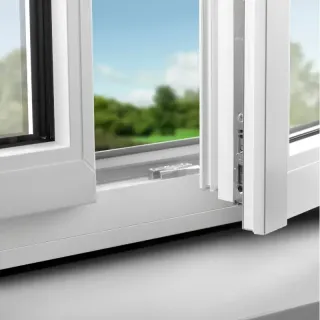 joints.webp Une fenêtre moderne en PVC ouverte, laissant apparaître un paysage verdoyant à l'extérieur.